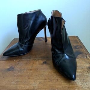 Size 7, Pour la Victories black patten leather stilletto booties